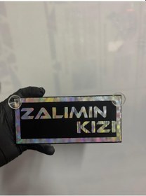 Resim Siyah Renk Üzeri Hologram Renk Zalımın Kızı Yazılı Vantuzlu Cam Süsü 