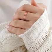 Resim İki bronz renkli halka, açık tasarımı, ayarlanabilir ve gece giyimine mükemmel. 