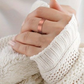 Resim İki bronz renkli halka, açık tasarımı, ayarlanabilir ve gece giyimine mükemmel. 